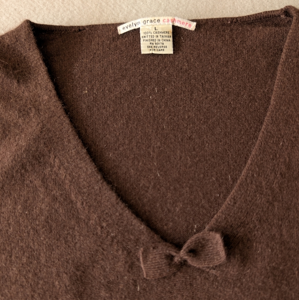 100% Cashmere Brown V-Neck Sweater Bow Accent Sz L Academia Vintage Inspired - Picture 11 of 11